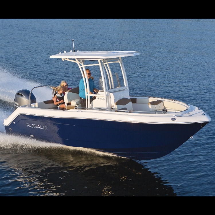 Robalo R222 Center Console | Boyne Watersports